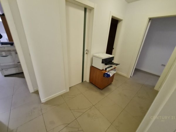 Tirane, shes apartament 1+1+Aneks+Ballkon Kati 1, 250 m² 820.000 € (Garda)