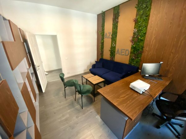 Tirane, jepet me qera zyre Kati 4, 133 m² 900 € (Kompleksi Square 21, Rruga e Kavajes)