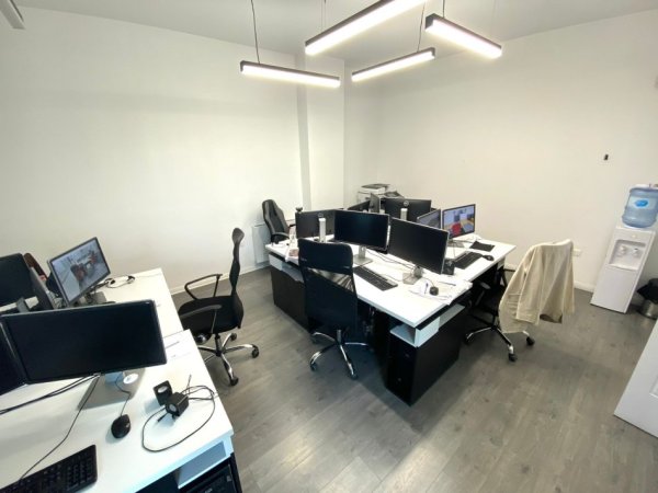 Tirane, jepet me qera zyre Kati 4, 133 m² 900 € (Kompleksi Square 21, Rruga e Kavajes)
