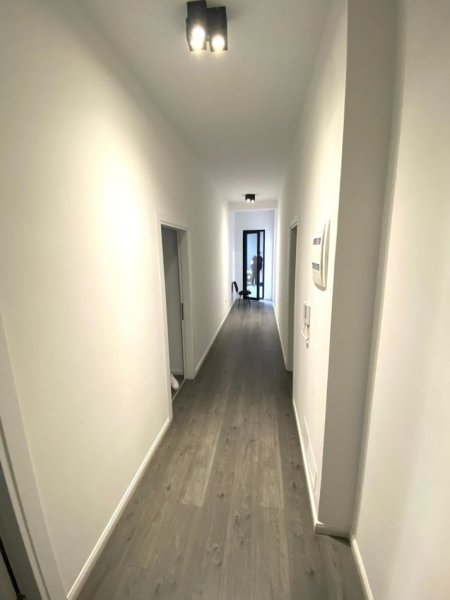 Tirane, jepet me qera zyre Kati 4, 133 m² 900 € (Kompleksi Square 21, Rruga e Kavajes)