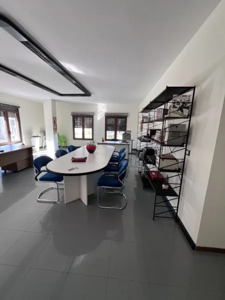 Tirane, jepet me qera zyre Kati 2, 99 m² 800 € (Rruga e Elbasanit)