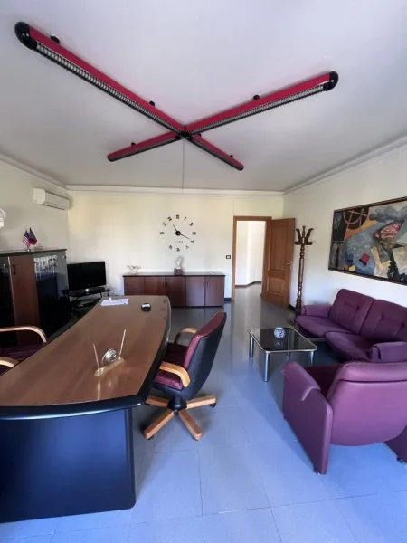 Tirane, jepet me qera zyre Kati 2, 99 m² 800 € (Rruga e Elbasanit)