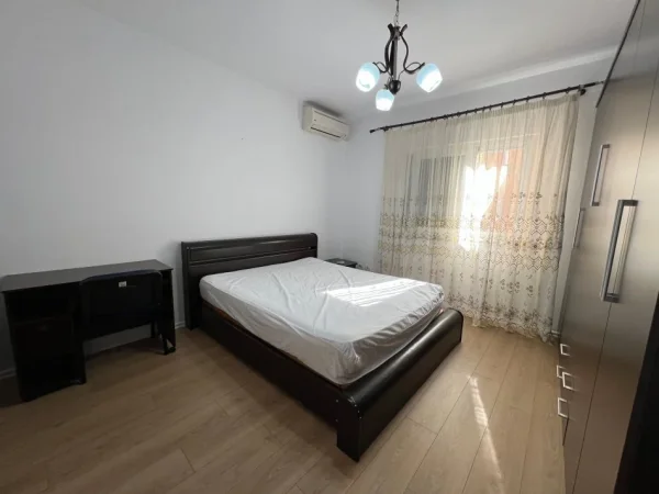 Tirane, jepet me qera apartament 2+1+Ballkon Kati 4, 110 m² 750 € (BLLOK)