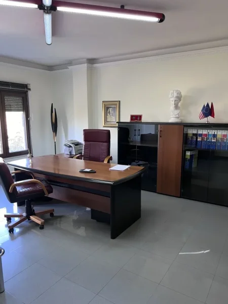 Tirane, jepet me qera zyre Kati 2, 99 m² 800 € (Rruga e Elbasanit)