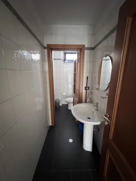 Tirane, jepet me qera zyre Kati 2, 99 m² 800 € (Rruga e Elbasanit)
