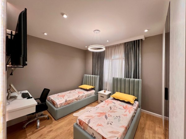 Tirane, jepet me qera apartament 2+1+Ballkon Kati 2, 116 m² 800 € (Liqeni i Farkes)