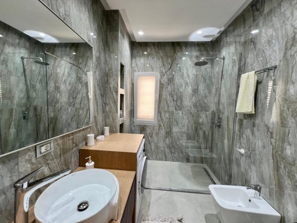 Tirane, jepet me qera apartament 2+1+Ballkon Kati 2, 116 m² 800 € (Liqeni i Farkes)