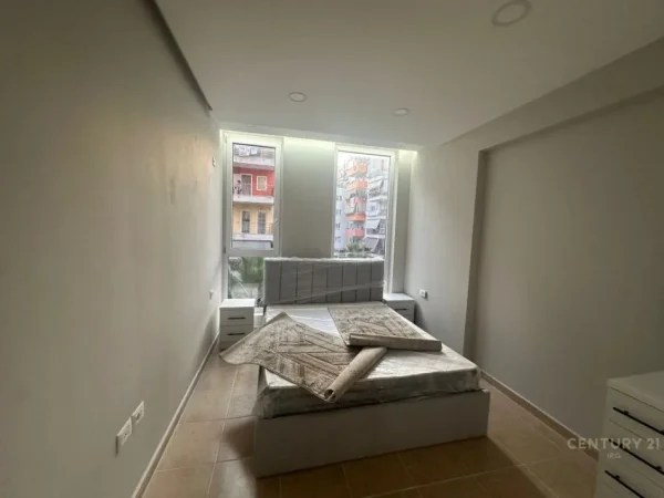 Tirane, jepet me qera apartament 2+1+Aneks+Ballkon Kati 1, 98 m² 770 € 