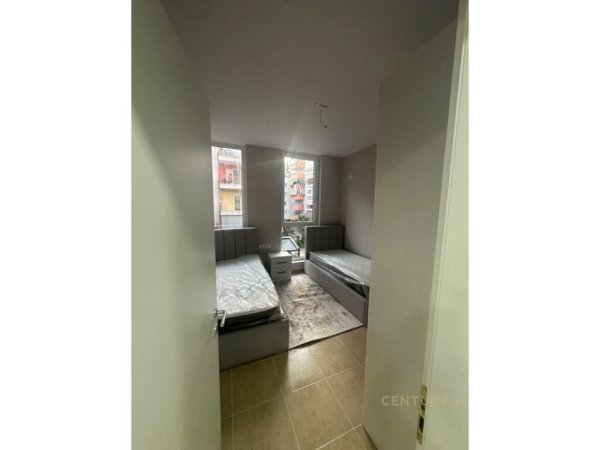 Tirane, jepet me qera apartament 2+1+Aneks+Ballkon Kati 1, 98 m² 770 € 