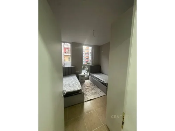 Tirane, jepet me qera apartament 2+1+Aneks+Ballkon Kati 1, 98 m² 770 € 