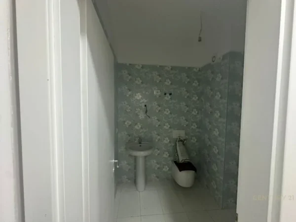 Tirane, jepet me qera apartament 2+1+Aneks+Ballkon Kati 1, 98 m² 770 € 