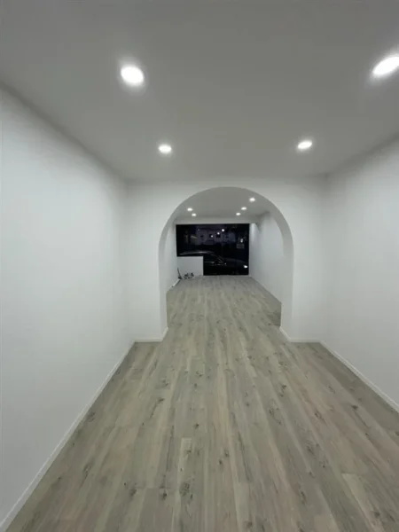 Tirane, jepet me qera ambjent biznesi Kati 2, 47 m² 700 € (Stadiumi Dinamo)