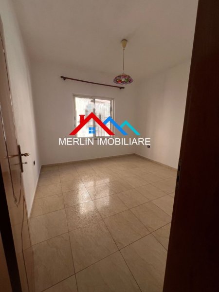 Tirane, jepet me qera ambjent biznesi Kati 3, 170 m² 1.200 € (Komuna e Parisit)