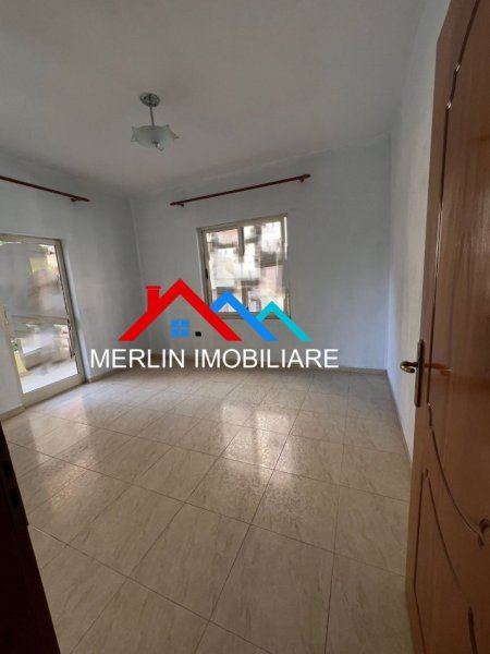 Tirane, jepet me qera ambjent biznesi Kati 3, 170 m² 1.200 € (Komuna e Parisit)