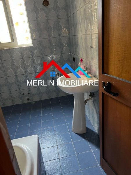 Tirane, jepet me qera ambjent biznesi Kati 3, 170 m² 1.200 € (Komuna e Parisit)