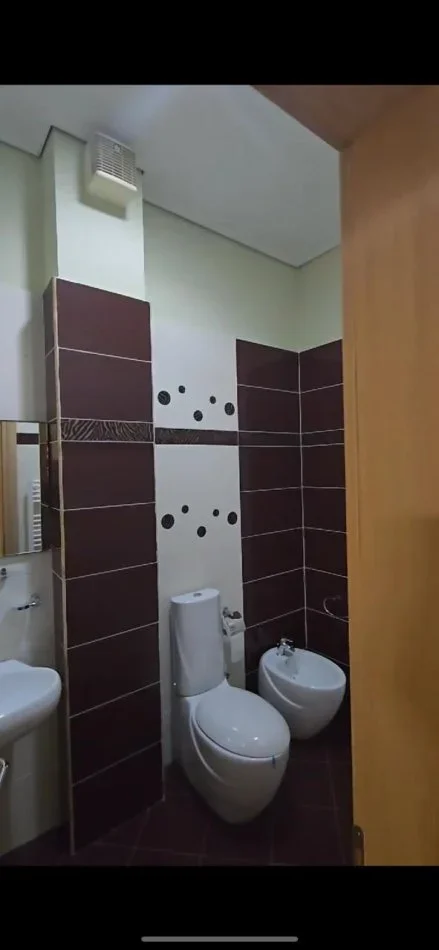 Tirane, jepet me qera apartament 2+1+Ballkon Kati 2, 110 m² 1.000 € (Pazari ri)