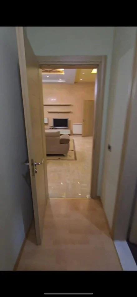 Tirane, jepet me qera apartament 2+1+Ballkon Kati 2, 110 m² 1.000 € (Pazari ri)