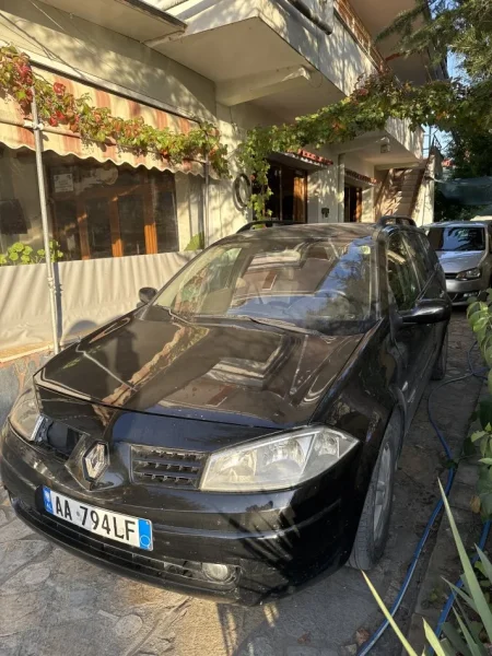 Kucove, shitet makine Renault Nafte, manuale Klima 290.000 km 1.600 €