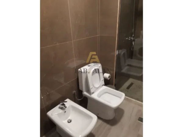 Tirane, jepet me qera apartament 1+1 Kati 2, 70 m² 550 € (Ali Dem)