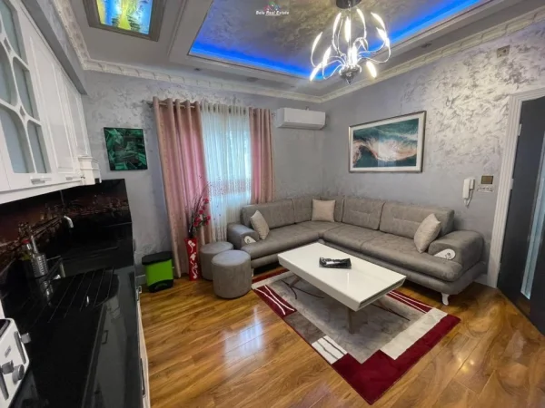 Tirane, jepet me qera Vile 2+1 Kati 4, 75 m² 450 € (allias)