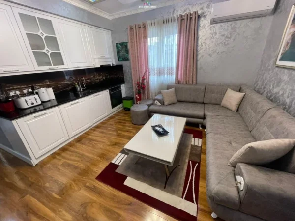Tirane, jepet me qera Vile 2+1 Kati 4, 75 m² 450 € (allias)