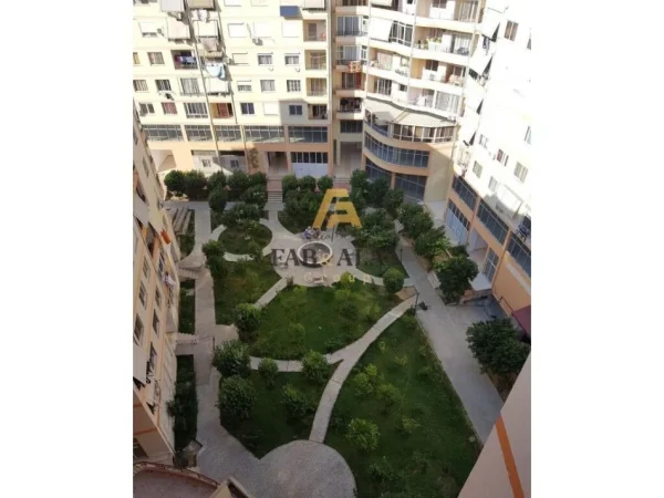 Tirane, shitet dyqan Kati 1, 36 m² 70.000 € (Fratari Astir)