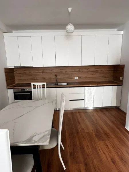 Tirane, jepet me qera apartament 2+1+Ballkon Kati 3, 100 m² 600 € (astir)