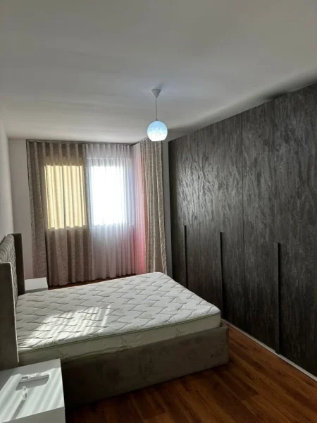 Tirane, jepet me qera apartament 2+1+Ballkon Kati 3, 100 m² 600 € (astir)
