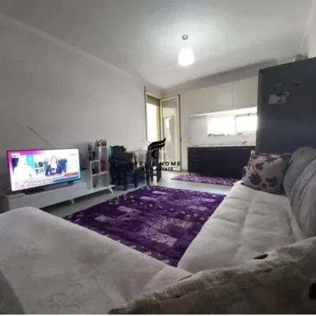 Tirane, jepet me qera apartament 2+1 Kati 3, 90 m² 700 € (KOMUNA E PARISIT)