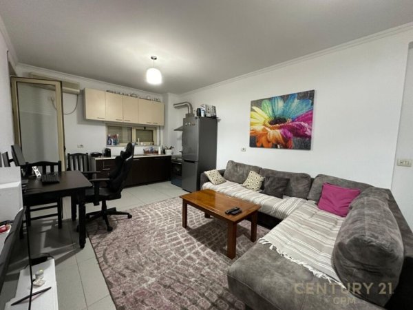 Tirane, jepet me qera apartament 2+1+Aneks+Ballkon Kati 3, 76 m² 650 € (Kristal Center)