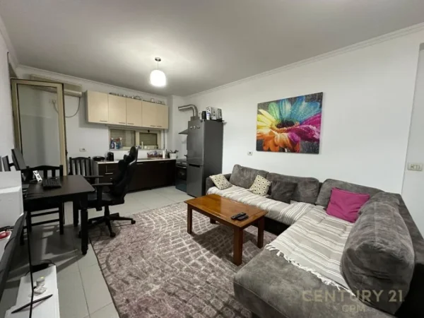 Tirane, jepet me qera apartament 2+1+Aneks+Ballkon Kati 3, 76 m² 650 € (Kristal Center)