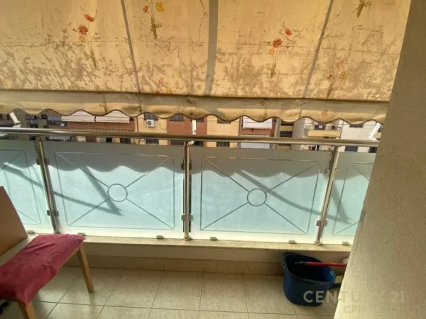 Tirane, jepet me qera 2+1+Aneks+Ballkon Kati 4, 80 m² 600 € (Komuna e Parisit)