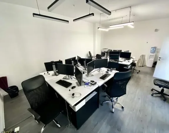 Tirane, jepet me qera zyre Kati 4, 133 m² 900 € (RRUGA E KAVAJES)