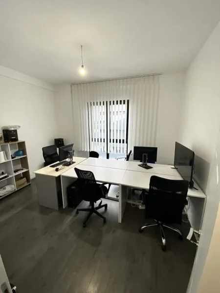 Tirane, jepet me qera zyre Kati 4, 133 m² 900 € (RRUGA E KAVAJES)