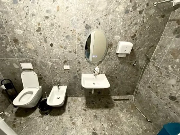 Tirane, jepet me qera zyre Kati 4, 133 m² 900 € (RRUGA E KAVAJES)