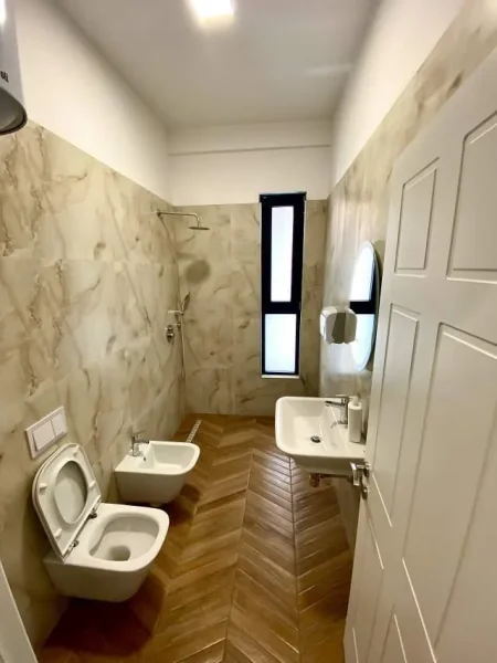 Tirane, jepet me qera zyre Kati 4, 133 m² 900 € (RRUGA E KAVAJES)