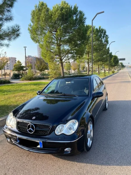 Tirane, shitet makine Mercedes Benz C220 Avantgard Nafte, e zeze automatik Kondicioner 226.000 km 5.200 €