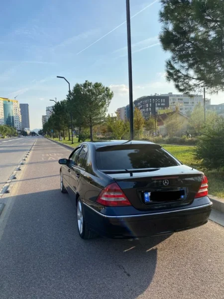 Tirane, shitet makine Mercedes Benz C220 Avantgard Nafte, e zeze automatik Kondicioner 226.000 km 5.200 €