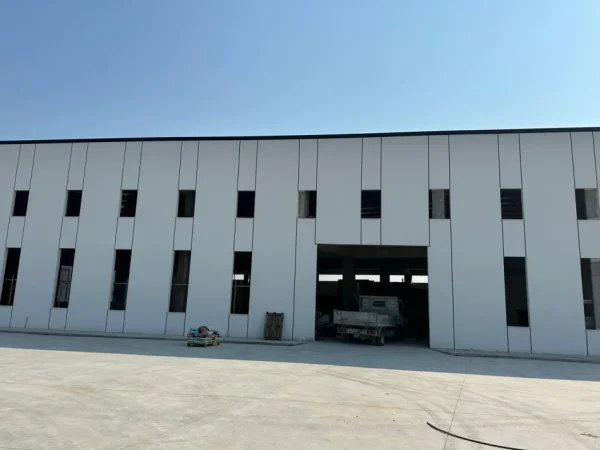 Tirane, jepet me qera magazine , 1.000 m² 5.000 € (Kapanon per qira)