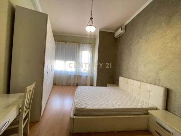 Tirane, jepet me qera apartament 2+1+Aneks+Ballkon Kati 2, 115 m² 1.000 € (Pazari i ri)