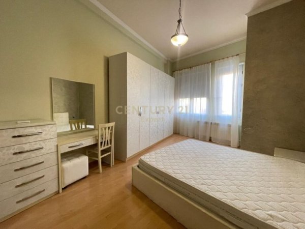 Tirane, jepet me qera apartament 2+1+Aneks+Ballkon Kati 2, 115 m² 1.000 € (Pazari i ri)