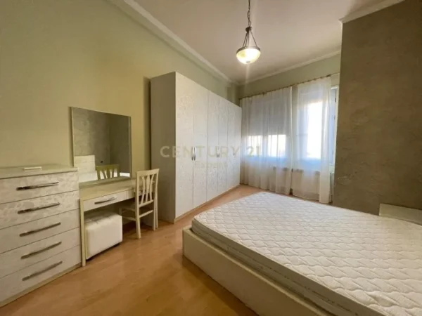Tirane, jepet me qera apartament 2+1+Aneks+Ballkon Kati 2, 115 m² 1.000 € (Pazari i ri)
