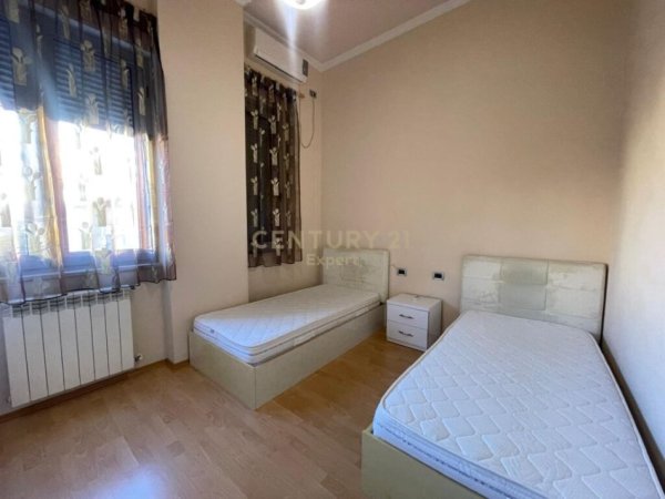 Tirane, jepet me qera apartament 2+1+Aneks+Ballkon Kati 2, 115 m² 1.000 € (Pazari i ri)