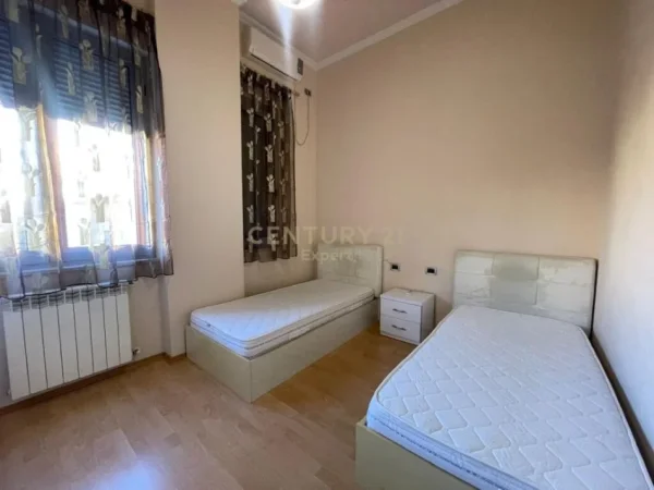 Tirane, jepet me qera apartament 2+1+Aneks+Ballkon Kati 2, 115 m² 1.000 € (Pazari i ri)