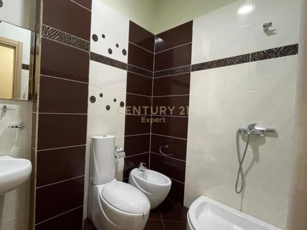 Tirane, jepet me qera apartament 2+1+Aneks+Ballkon Kati 2, 115 m² 1.000 € (Pazari i ri)