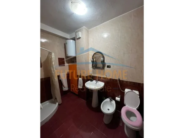 Tirane, jepet me qera apartament 2+1 Kati 2, 80 m² 700 € (Pranë Postes numer 8, Sheshi Wilson)