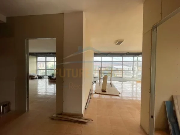 Tirane, jepet me qera ambjent biznesi Kati 2, 227 m² 1.800 € (Kinostudio)