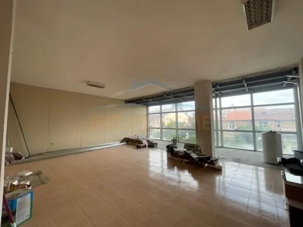 Tirane, jepet me qera ambjent biznesi Kati 2, 227 m² 1.800 € (Kinostudio)