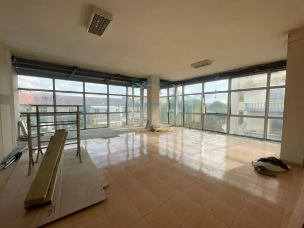 Tirane, jepet me qera ambjent biznesi Kati 2, 227 m² 1.800 € (Kinostudio)