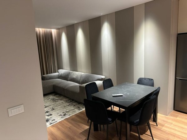 Tirane, jepet me qera apartament 1+1+Ballkon Kati 8, 65 m² 500 € (porcelan)